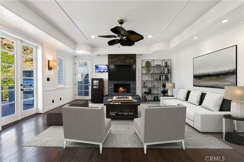 Photo of 8655 Hillside Avenue, Los Angeles, CA 90069 (MLS # SR25231863)