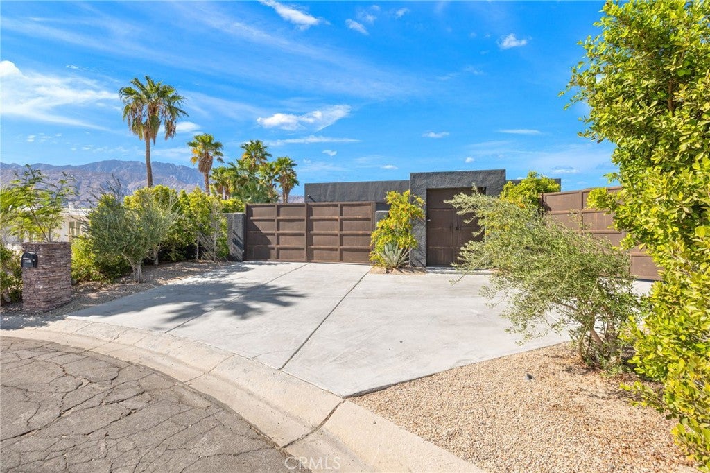 2600 E Vincentia