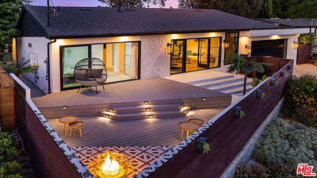 Photo of 5102 Escobedo Drive, Woodland Hills, CA 91364 (MLS # 25519119)