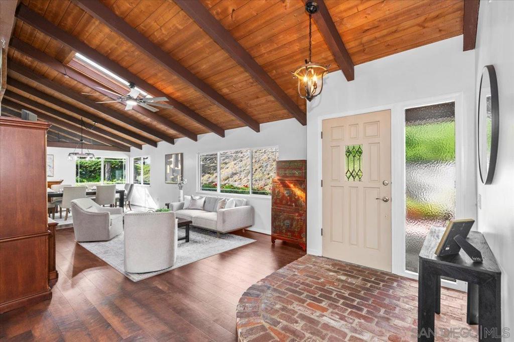4317 Avenida Gregory