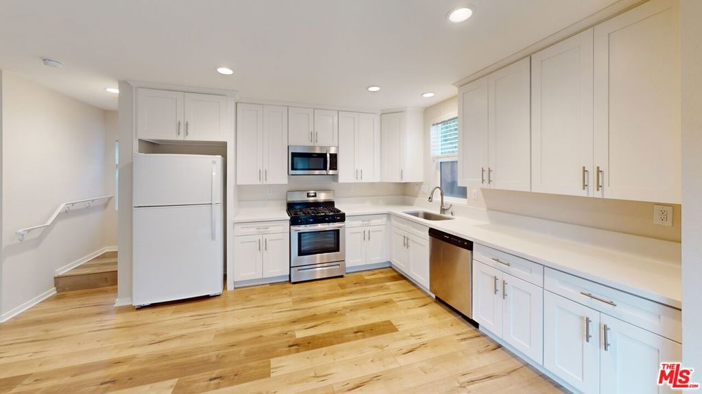 15031 15033 Hartland Street