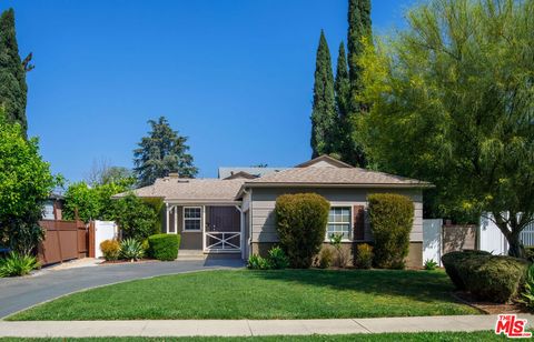 Photo of 15031 Hartland Street, Van Nuys, CA 91405 (MLS # 25518573)