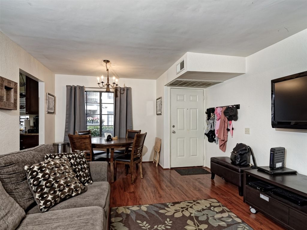 listing image 130722146573962791033