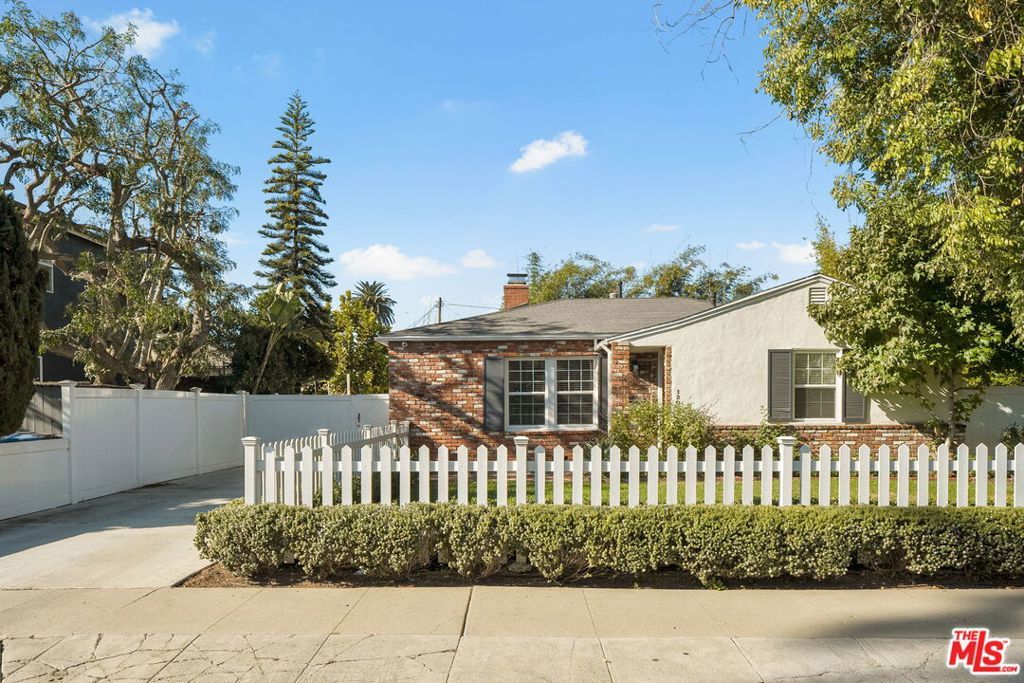 Photo of 1209 Appleton Way, Venice, CA 90291 (MLS # 25574599)