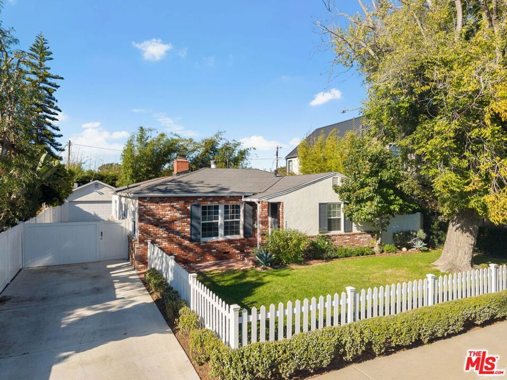 Photo of 1209 Appleton Way, Venice, CA 90291 (MLS # 25574599)