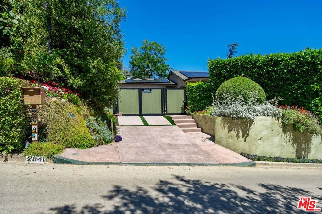 Photo of 2841 Montcalm Avenue, Los Angeles, CA 90046 (MLS # 25562753)