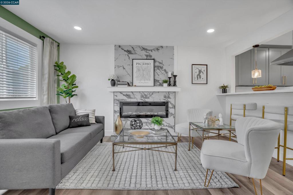 2131 Pomona Ave