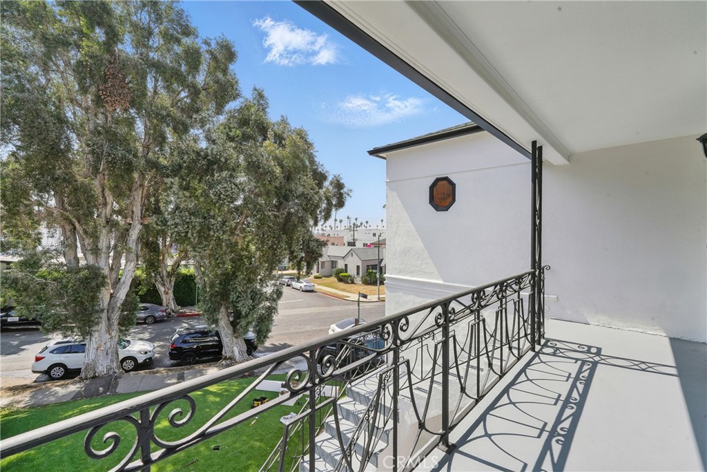 Properties 2 1327 S Burnside Avenue