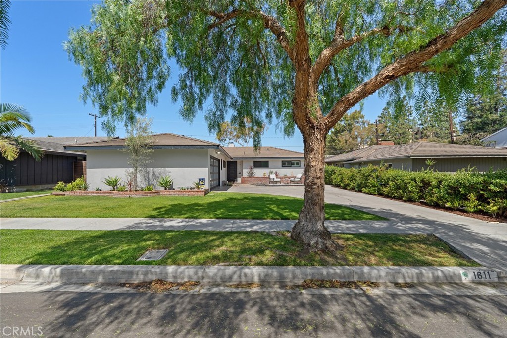 1611 N Greenbrier Road