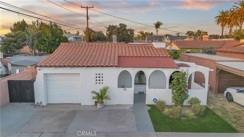 Photo of 721 E 59th St, Long Beach, CA 90805 (MLS # DW25253965)