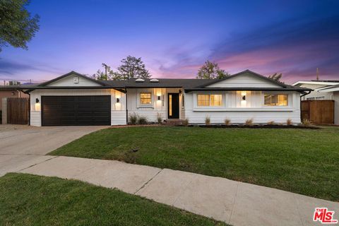 Photo of 23649 Emelita Street, Woodland Hills, CA 91367 (MLS # 26666183)