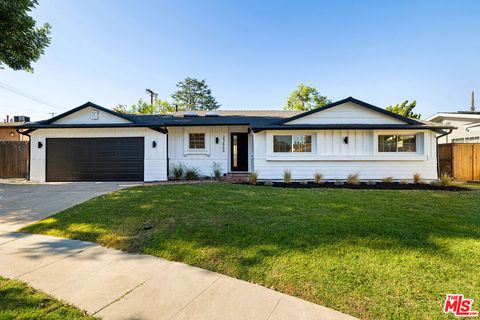 Photo of 23649 Emelita Street, Woodland Hills, CA 91367 (MLS # 26666183)