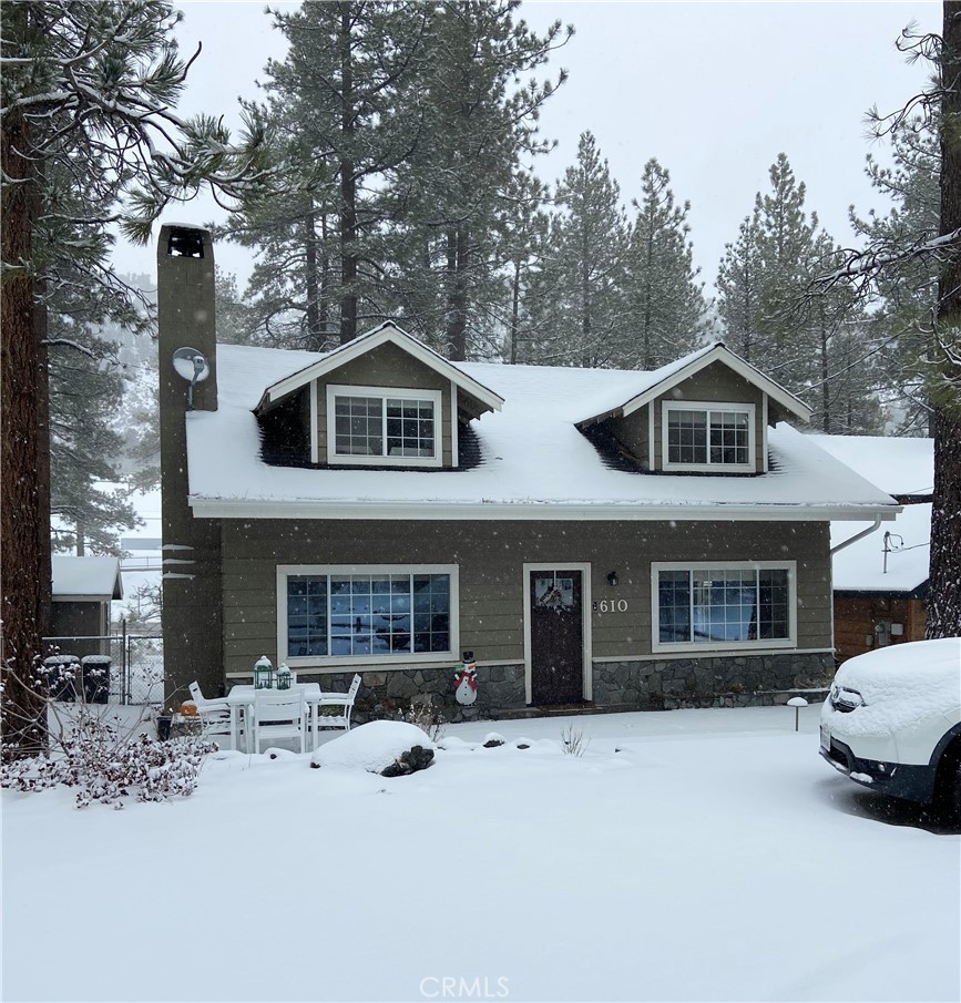 Welcome to 610 Mountain View, a serene Wrightwood home where comfort and privacy come together. With 3 bedrooms and 2 bathrooms—including one downstairs and two upstairs—this home’s layout is ideal for families, guests, or flexible living.
Inside, enjoy two full living rooms (one upstairs, one downstairs), each with TVs, giving you multiple spaces to gather or unwind. The dedicated home office setup with dual monitors, docking station, and adjustable desk makes this property as functional as it is comfortable.
Step outside to a very private backyard with no houses in front, where you’ll find a 4-person Jacuzzi tucked among the trees. Whether you’re enjoying crisp mornings, summer evenings, or snowy winter nights, this outdoor retreat offers unmatched peace and mountain charm.
All of this, just minutes from Mountain High Ski Resort, scenic hiking trails, and the charming shops and restaurants of Wrightwood village.
Perfect as a full-time residence, vacation escape, or rental investment—610 Mountain View is ready to welcome you home.