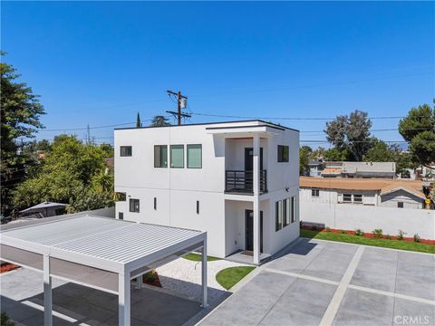 Photo of 15211 Cohasset St, Van Nuys, CA 91405 (MLS # SR25223216) Photo of 15211 Cohasset St, Van Nuys, CA 91405 (MLS # SR25223216)