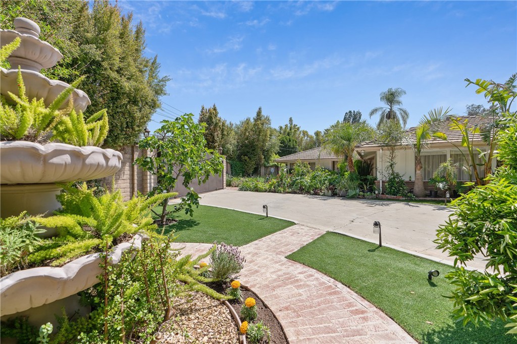4807 Vanalden Avenue