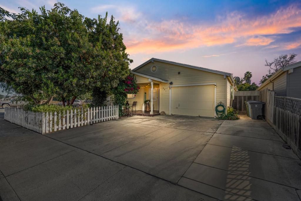 Photo of 601 Chaparral Court, Hollister, CA 95023 (MLS # ML82024711)