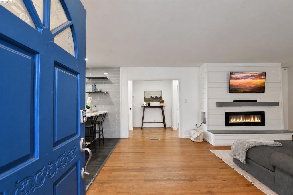 115 Roslyn Dr