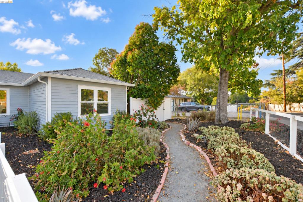 115 Roslyn Dr