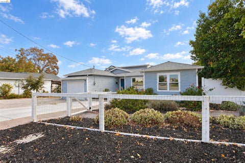 Photo of 115 Roslyn Dr, Concord, CA 94518 (MLS # 41151521)