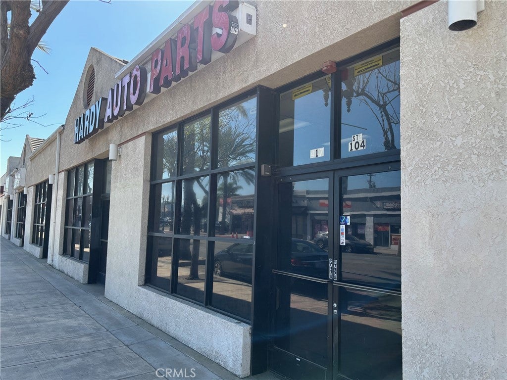 413 W Whittier