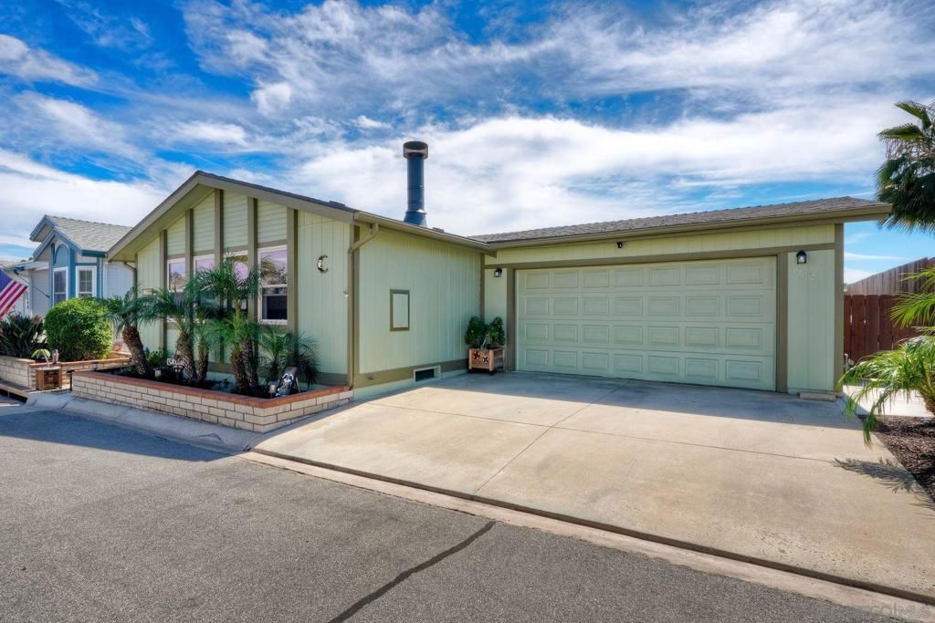 Photo of 1192 Via Santa Paulo, Vista, CA 92081 (MLS # 260006824SD)