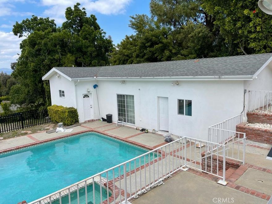 Quiet & private - fully furnished guest house in Tarzana, south of Ventura, with 2 bedroom, 1 bathroom and a kitchen.
