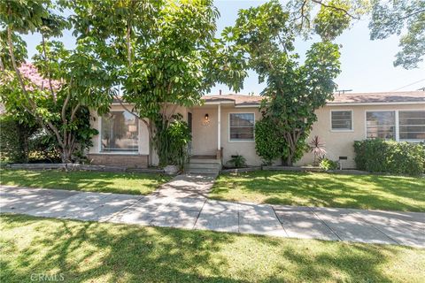 Photo of 240 N Keystone ST, Burbank, CA 91506 (MLS # BB26109786)