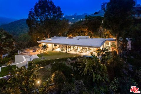 Photo of 10556 Fontenelle Way, Los Angeles, CA 90077 (MLS # 25597619)