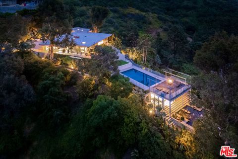 Photo of 10556 Fontenelle Way, Los Angeles, CA 90077 (MLS # 25597619)