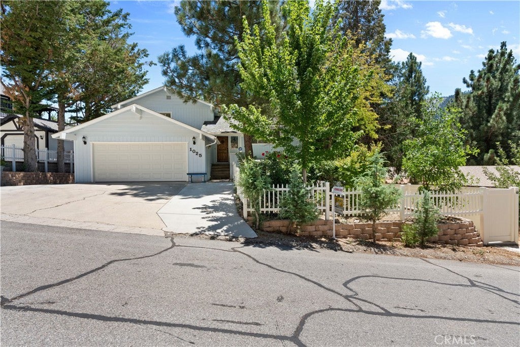 1025 Rivera
