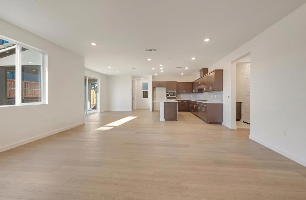 228 W Nasergholi Avenue