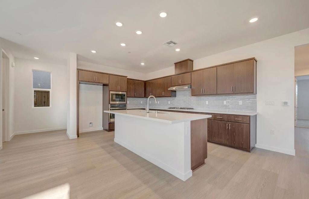 228 W Nasergholi Avenue