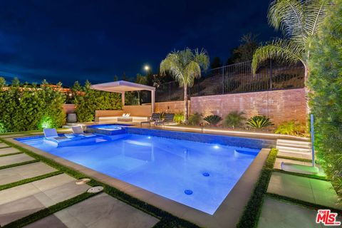 Photo of 20741 W Deer Grass Court, Porter Ranch, CA 91326 (MLS # 25617019)