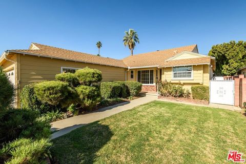 Photo of 14745 MARLIN Place, Van Nuys, CA 91405 (MLS # 26665485)