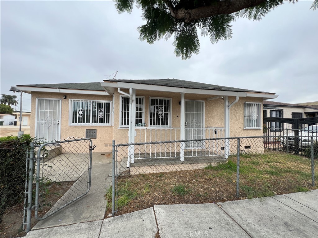 Excellent investment opportunity on an expansive lot of more than 16,000 square feet with potential for an ADU or additional development (buyer to verify). This four-unit property features a spacious front unit with 3 bedrooms, 2 bathrooms, and in-unit laundry hookups, ideal for an owner occupant or tenant. The second unit offers 1 bedroom and 1 bathroom, while the remaining two units are studios with their own kitchens, bathrooms, and living areas.
A detached 4 car garage and separate storage area provide ample parking and utility space, with potential for future conversion to enhance value. The property is conveniently located near LAX, SoFi Stadium, Kia Forum, and the Intuit Dome, with easy access to the 405 and 105 freeways.
A great opportunity for investors or owner occupants seeking to expand their portfolio in a desirable South Bay location.