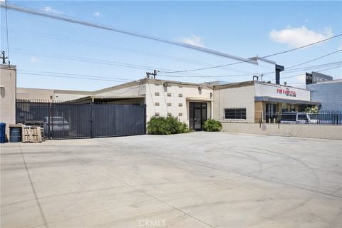 Photo of 14521 Arminta St, Panorama City, CA 91402 (MLS # SR26095608)