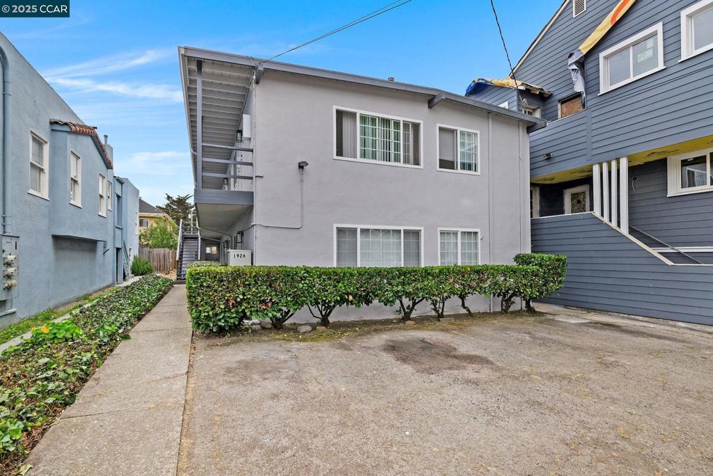 2nd floor unit no steps inside. Updated Kitchen and bathroom. We accept cats and dogs. Laundry facility is on-site. Ashby Bart station is walking distance away to travel to San Francisco. Easy freeway access. Parking is available on site for extra charge. Enjoy Berkeley's interesting leisure attractions, including world known shows of the Zelenback Hall. Apply with RentSpree https://apply.link/tzLI3M4