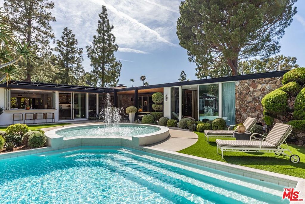 Photo of 1960 Loma Vista Drive, Beverly Hills, CA 90210 (MLS # 26704735)