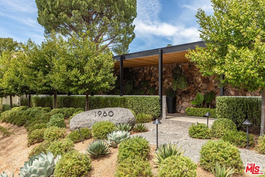 Photo of 1960 Loma Vista Drive, Beverly Hills, CA 90210 (MLS # 26704735)