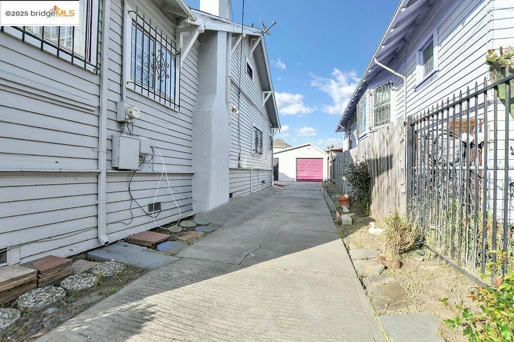 EAST OAKLAND - Residential