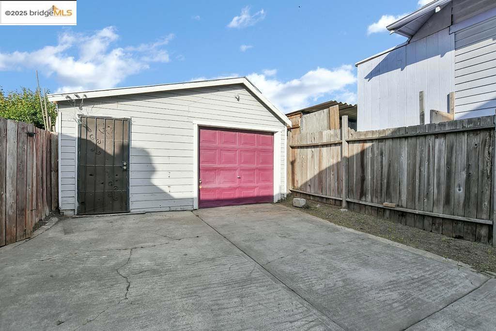 EAST OAKLAND - Residential