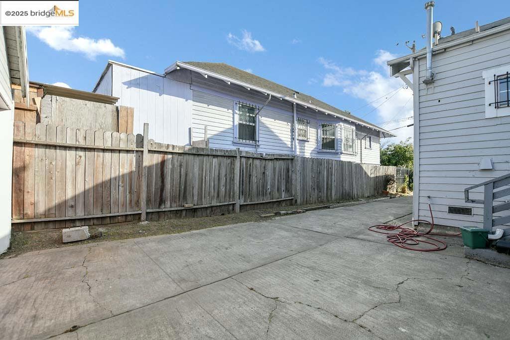 EAST OAKLAND - Residential