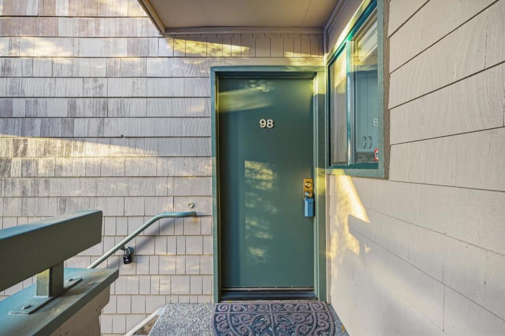 98 Pelican Lane