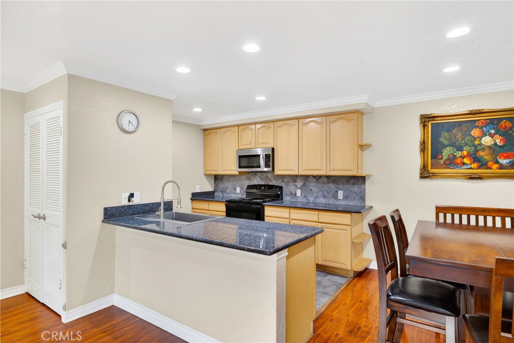 2521 W Sunflower H6