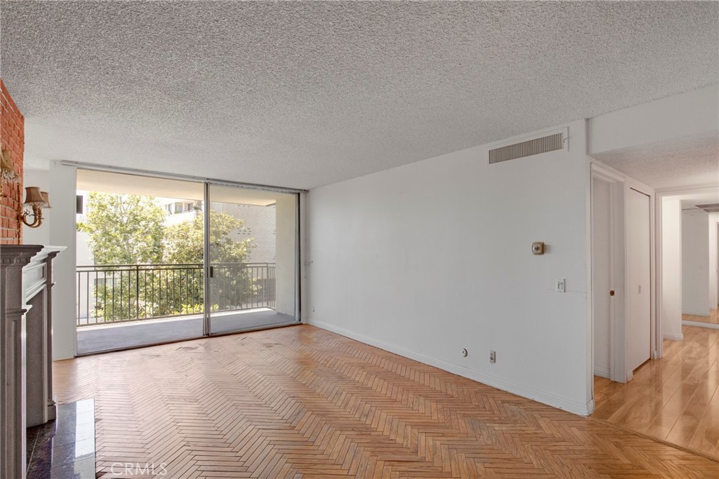 1340 S Beverly Glen 211
