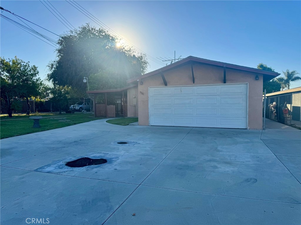 Main image without alt text