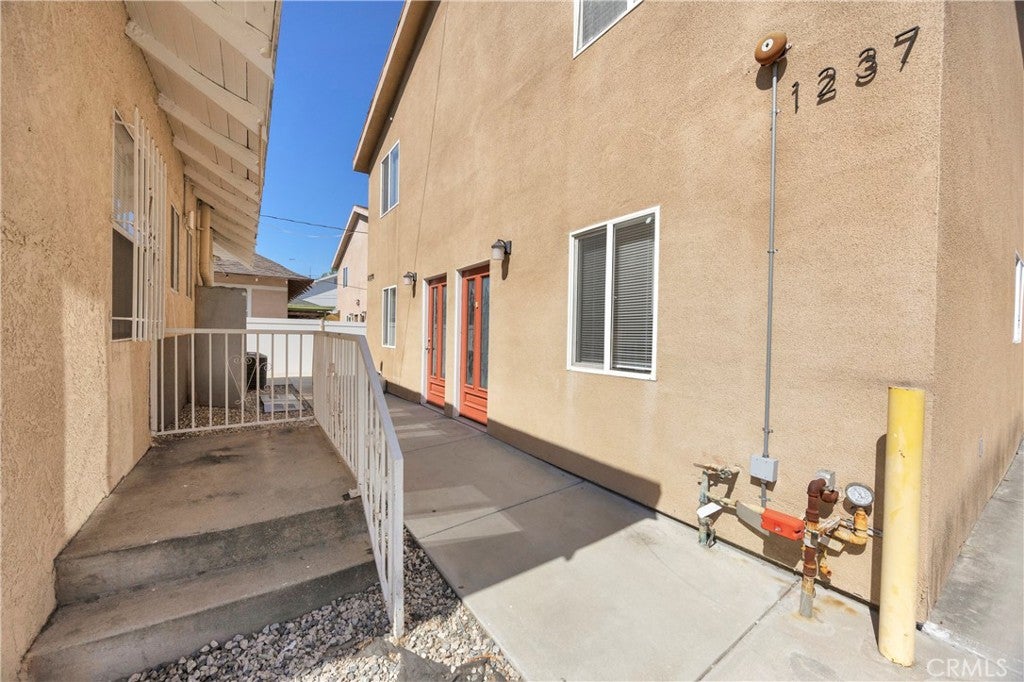 1241 W 37th Drive