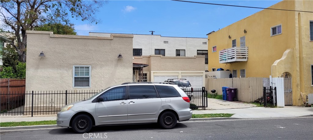 Unlock the potential of this fantastic duplex located at 514 Daisy Ave in the vibrant heart of Downtown Long Beach! Situated in a prime location, this property offers incredible proximity to the popular Pike Outlets, the beautiful Long Beach coastline, and the exciting energy of downtown. Imagine the convenience of strolling to shops, restaurants, entertainment, and the sandy shores just moments from your doorstep.
This duplex sits on a lot of approximately 2508 square feet and is currently tenant-occupied, presenting an immediate income-generating opportunity for investors or the potential for future owner-occupancy. The property is zoned LBPD30, offering possibilities for various uses and development (buyer to verify with the City of Long Beach)