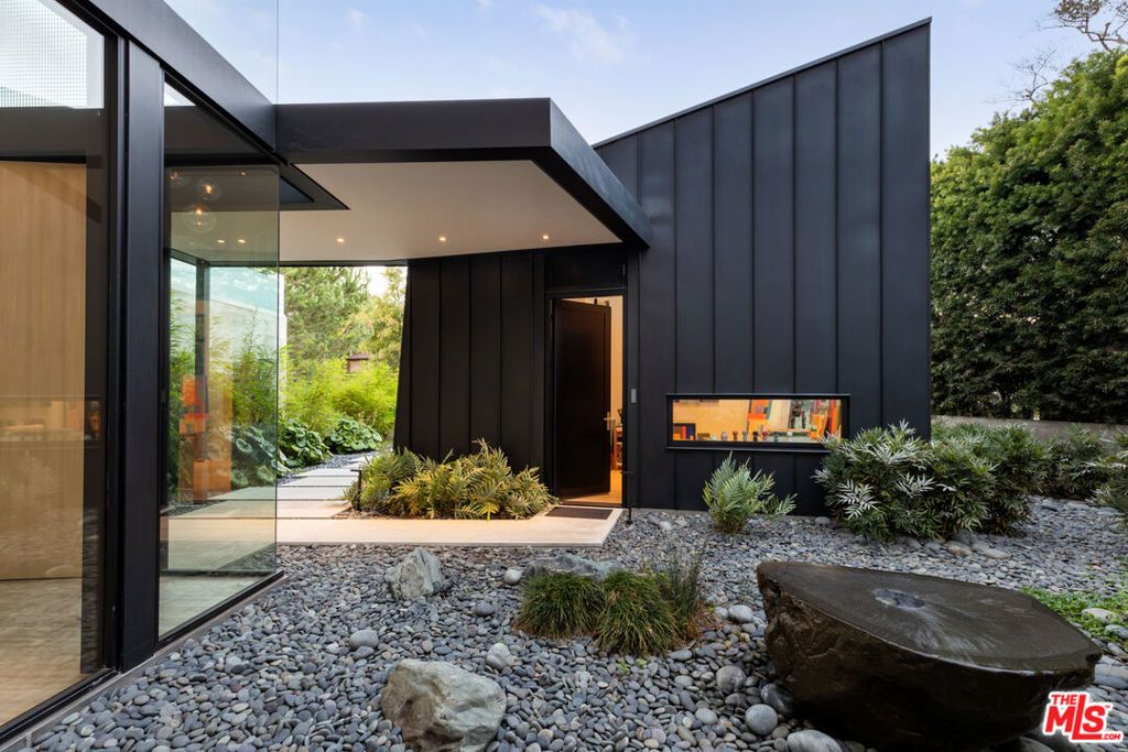 Photo of 814 Toulon Drive, Pacific Palisades, CA 90272 (MLS # 21102693)