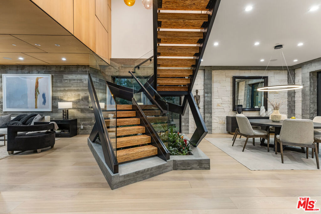 1011 Georgina Avenue